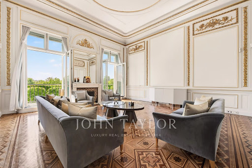 Elegant living room with garden view - Apartment / penthouse purchase in Paris 1er, 8 rooms, 5 bedrooms