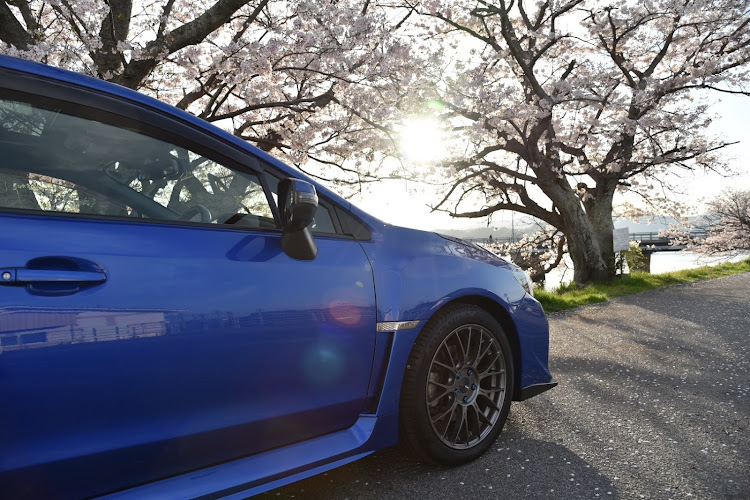 WRX S4のドライブ・春ですね・桜とコラボ・サクラと愛車・桜に関するカスタム事例の投稿画像2枚目