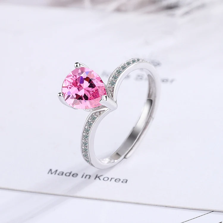 S925 Zilveren ring met eenvoudig, bijzonder zirkonia ontwerp. Een subtiele glans en elegantie, perfect voor dagelijks gebruik en speciale gelegenheden.