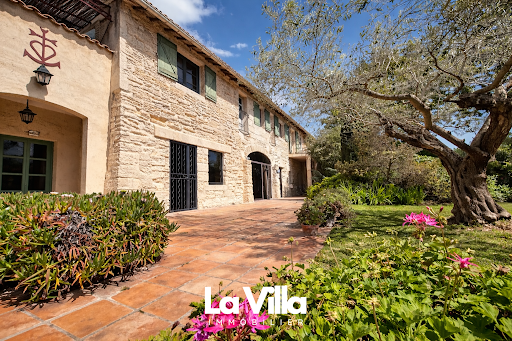 Propriété avec piscine et jardin 1