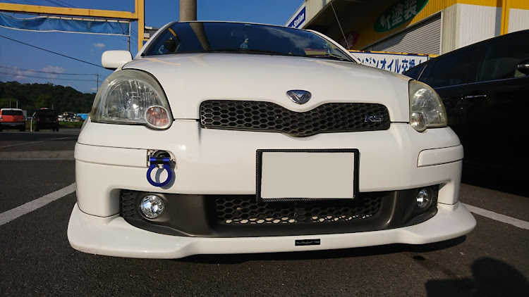ヴィッツのDIY・洗車・牽引フック・ステッカー貼りに関するカスタム事例の投稿画像2枚目