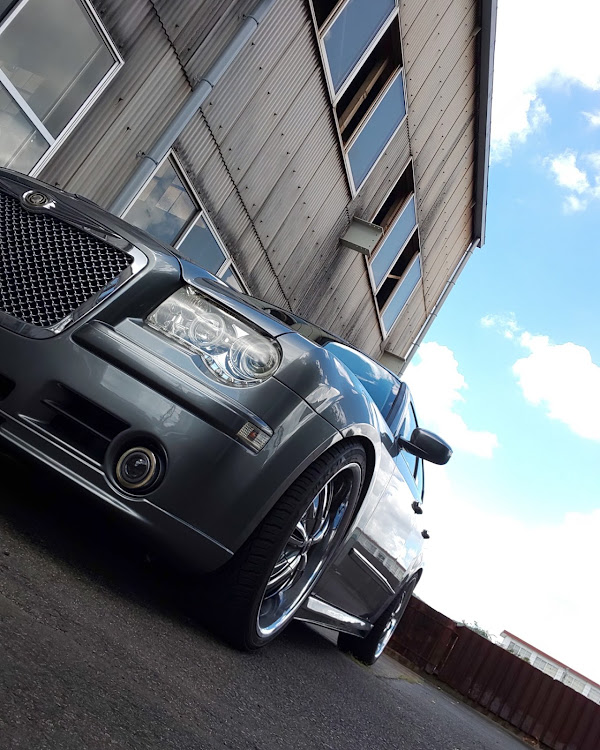 300C セダンの地べた撮りに関するカスタム事例の投稿画像2枚目