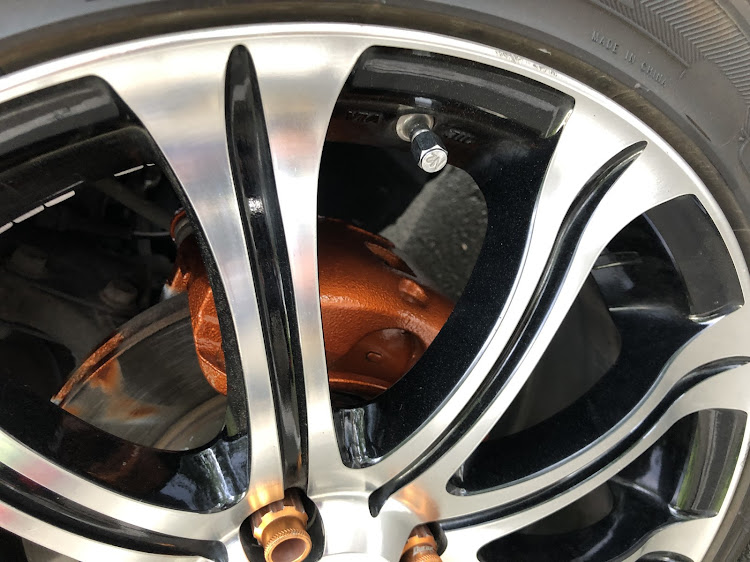 ノートのブレーキキャリパー塗装・ドラム・日産プレミアムコロナオレンジに関するカスタム事例の投稿画像5枚目