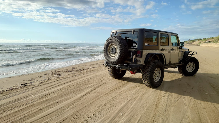 ラングラーアンリミテッドの雰囲気の良い場所・ドライブ・千里浜なぎさドライブウェイ・Jeepに関するカスタム事例の投稿画像3枚目