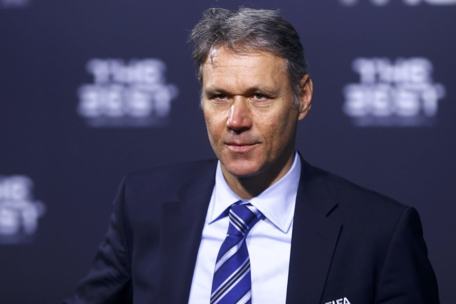 Marco van Basten critique sévèrement l’actuel Ajax et suggère des transferts pour améliorer l’équipe.