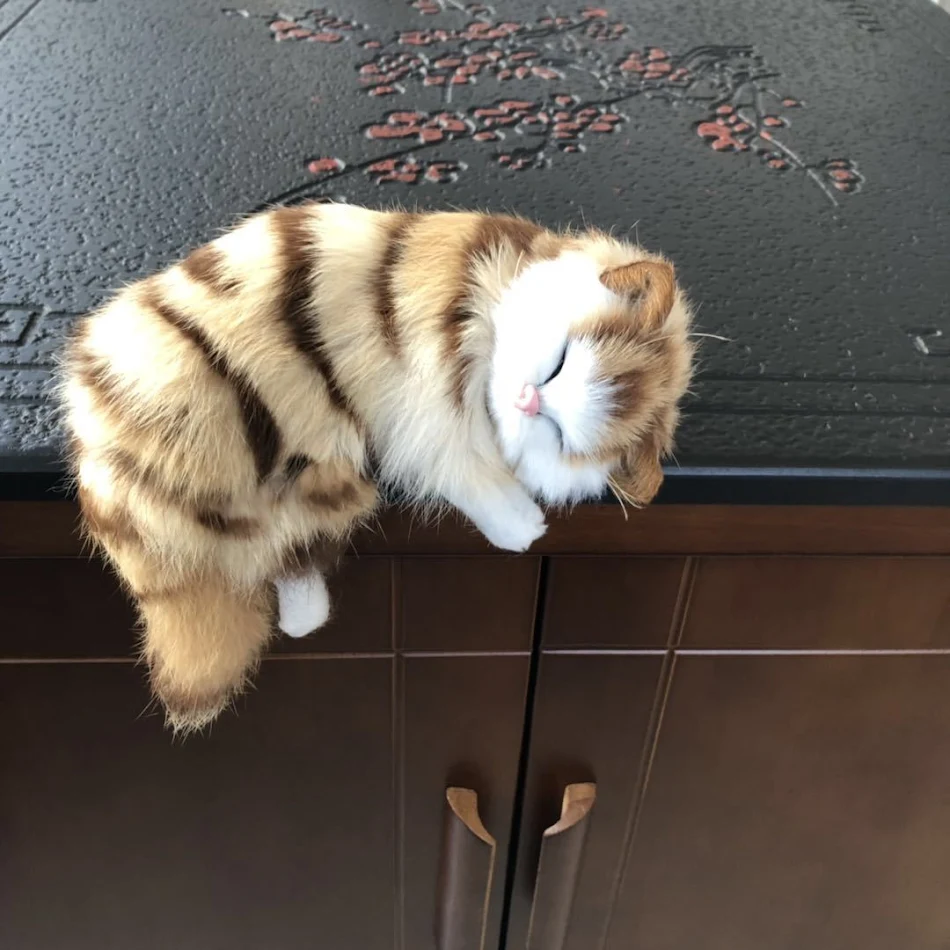 Brinquedo Gato Dormindo com Flores Decoração Criativa Presentes. Um adorável bichinho de pelúcia que combina diversão e decoração para seu lar.