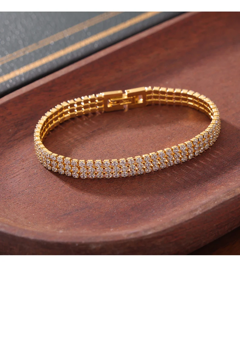Title 7, Bracelet en acier titane élégant pour une entré...