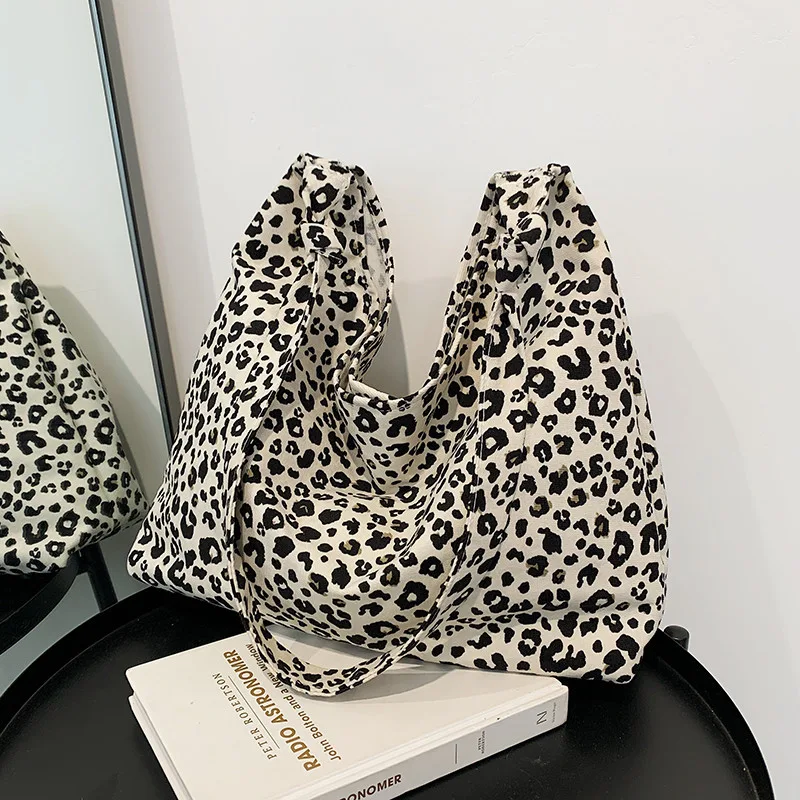 Ženska torba na rame sa leopard printom, velikog kapaciteta. Nosite sve što vam treba sa stilom. Praktična i moderna torba za svakodnevnu upotrebu.