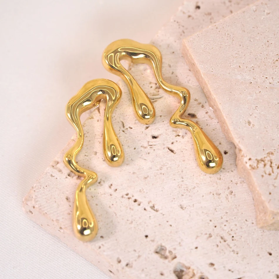 Geometrische oorbellen van roestvrij staal met 14K gouden clip. Mode oorbellen met persoonlijkheid. Stijlvolle dames oorbellen, uniek design.