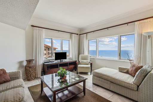 Apartment / penthouse purchase in Fernandina Beach (United States) - Living room with sea view and sofa