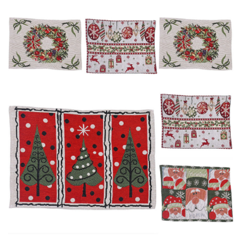 Gestrickte Tischsets aus Stoff für die Weihnachtsdekoration zu Hause. Verschönern Sie Ihren Tisch mit diesen festlichen und eleganten Sets.
