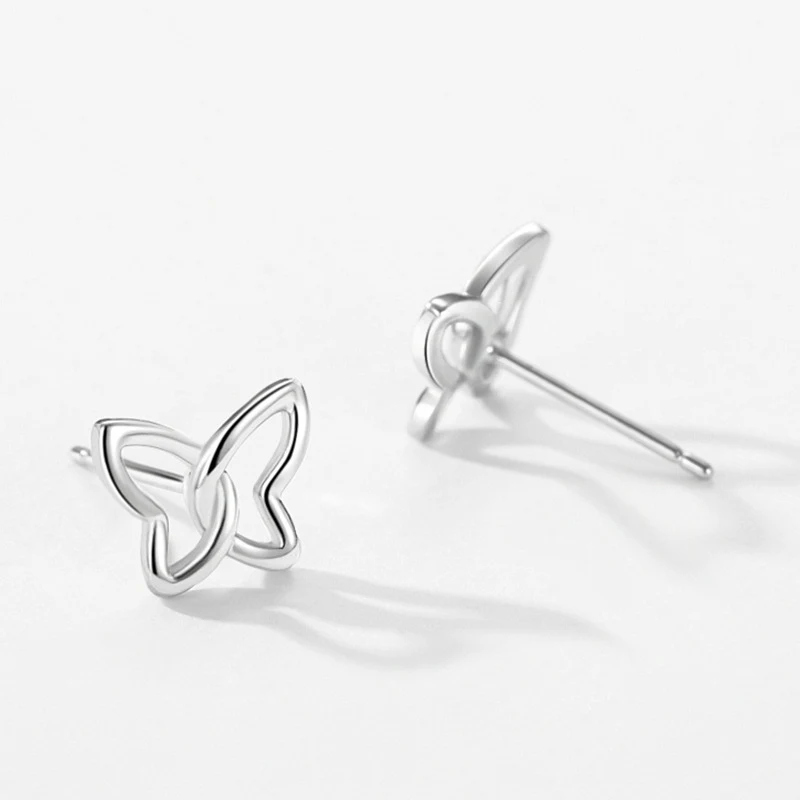 Vrouwelijke oorknopjes met vlindermotief van S925 sterling zilver. Lichtgewicht en elegant, perfect voor een vleugje subtiele glamour.