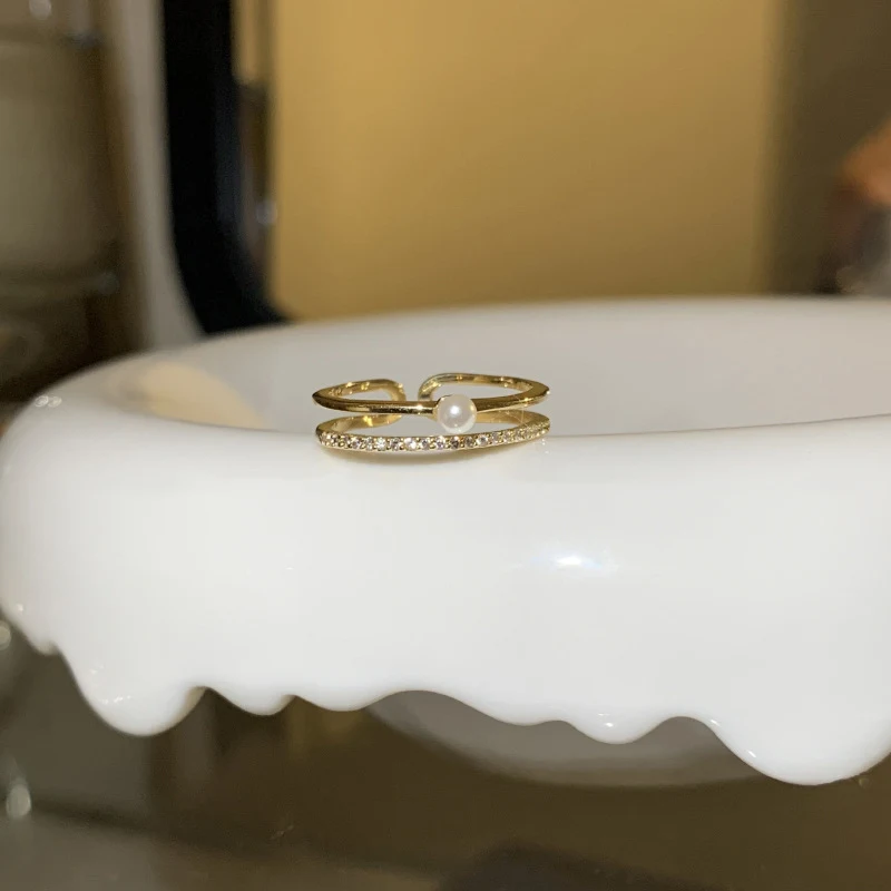 Eenvoudige ring met parel en diamant voor dames Subtiele elegantie voor elke dag of een bijzondere gelegenheid. Een tijdloos sieraad dat je stijl versterkt.