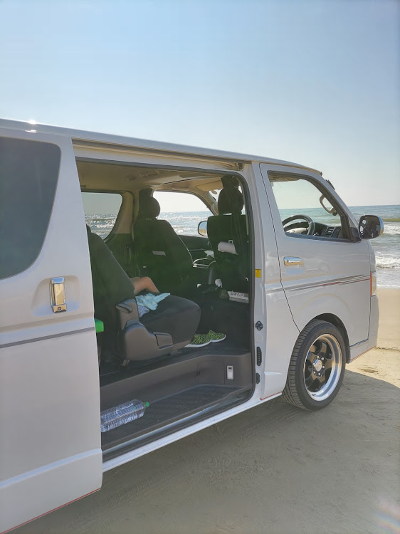 ハイエースバンの車が好きな人と繋がりたい・千里浜・熱中症に気をつけて!!に関するカスタム事例の投稿画像2枚目