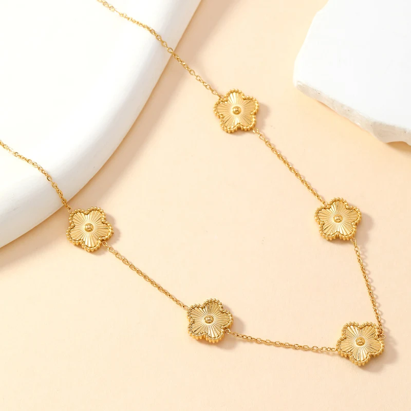Colar de aço titânio feminino, flor de cinco pétalas simples, acessório elegante e resistente, perfeito para complementar qualquer look com delicadeza.