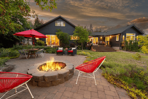 House purchase in Bend (United States) - Patio with fire pit and house