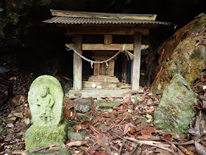 大本開祖修行の滝の祠