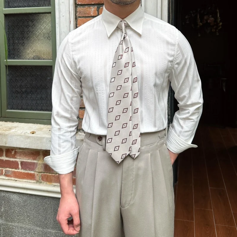 Camisa de manga longa listrada em seersucker respirável, ideal para o verão. Conforto e estilo em um tecido leve e fresco.