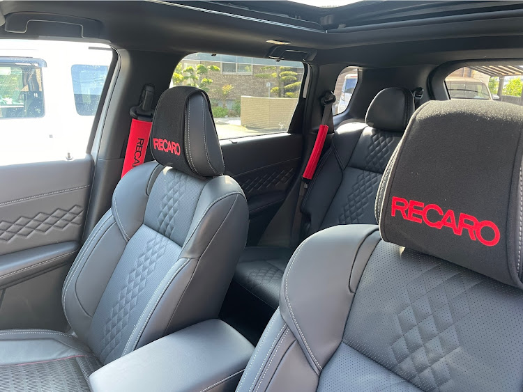 アウトランダーPHEVのラリーアート・三菱・アウトランダーPHEV・ヘッドレストカバー・RECAROに関するカスタム事例の投稿画像2枚目