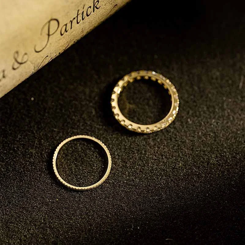 Bague femme élégante et personnalisée pour le travail ou la ville. Ornée d'incrustations raffinées, un bijou avec du tempérament et du style unique.