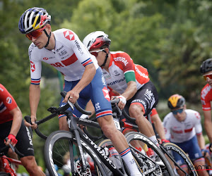 📷 Tom Pidcock is vanaf nu officieel renner van Ineos en pronkt alvast met het truitje van zijn nieuwe ploeg