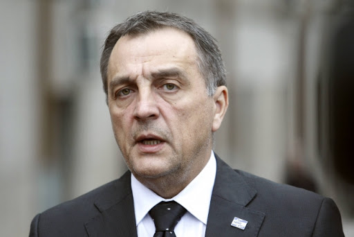 Zoran Živković: Ana Brnabić deo plesne grupe koja se njiše iza Vučića