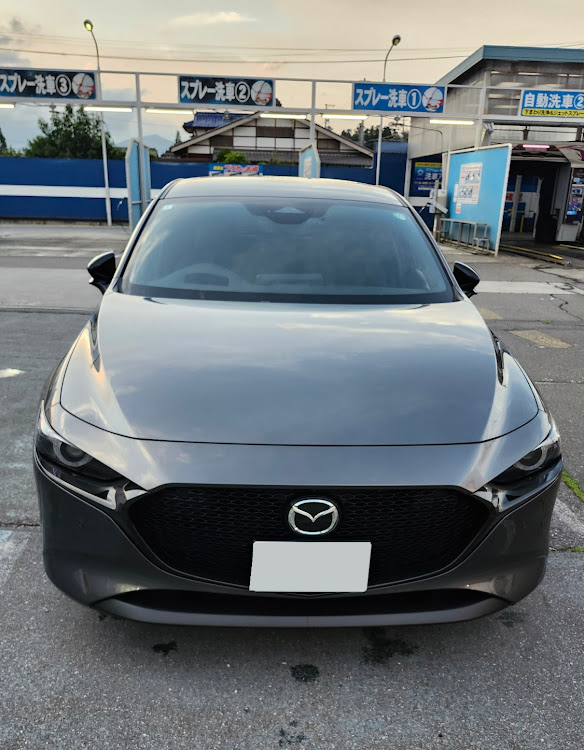MAZDA3のMAZDA3・仕事終わりに洗車・洗車は裏切らない・MAZDA好きと繋がりたい・夕焼けと愛車に関するカスタム事例の投稿画像1枚目