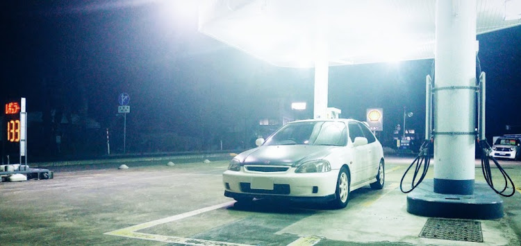 シビックタイプRのガソスタ映え・シビックタイプR EK9・左斜め前写真展・右斜め前写真展に関するカスタム事例の投稿画像1枚目