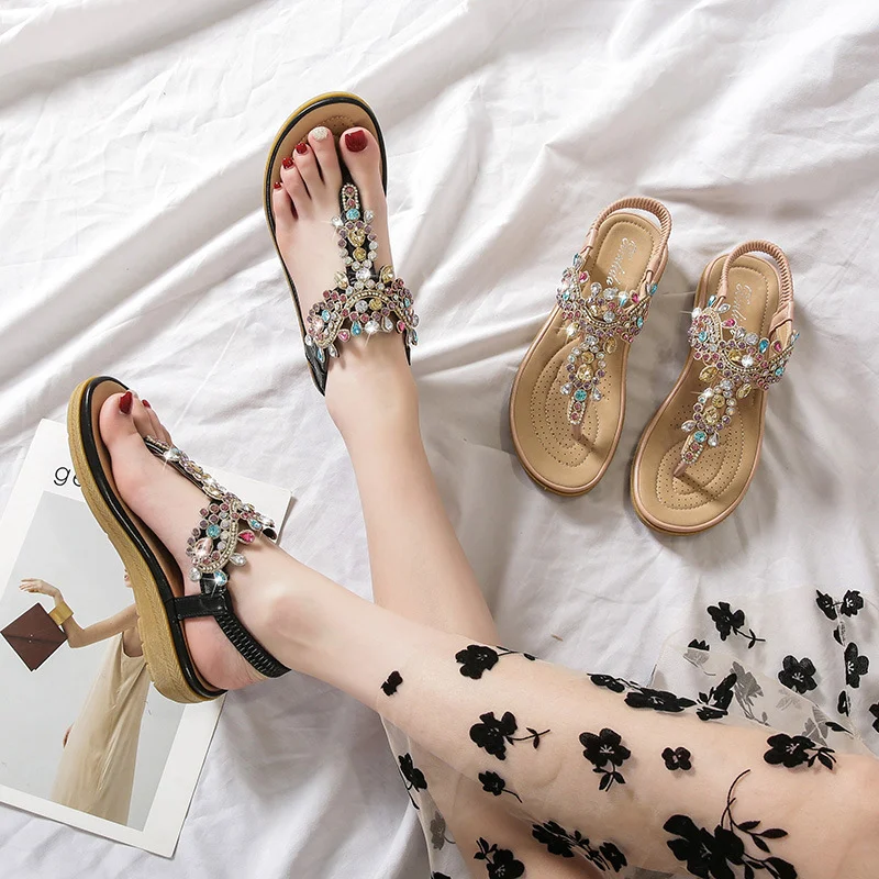 L Fashion Bohemian Rhinestone Flat Sandalen. Bequeme Damensandalen mit Strasssteinen für einen stilvollen und entspannten Sommerlook. Ideal für jeden Tag.