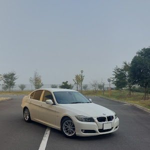 320i