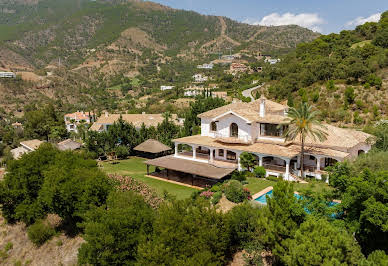 Villa avec piscine et terrasse 2