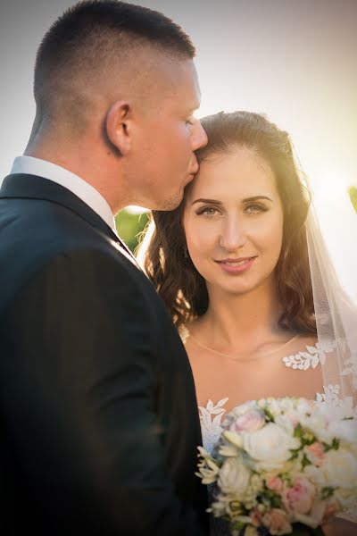 Fotógrafo de casamento Daniel Cseh (tothemoonandback). Foto de 23 de setembro 2017