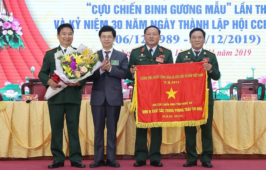 Với những thành tích xuất sắc trong phong trào thi đua năm 2018, Hội CCB tỉnh vinh dự đón nhận Cờ thi đua của Chính phủ