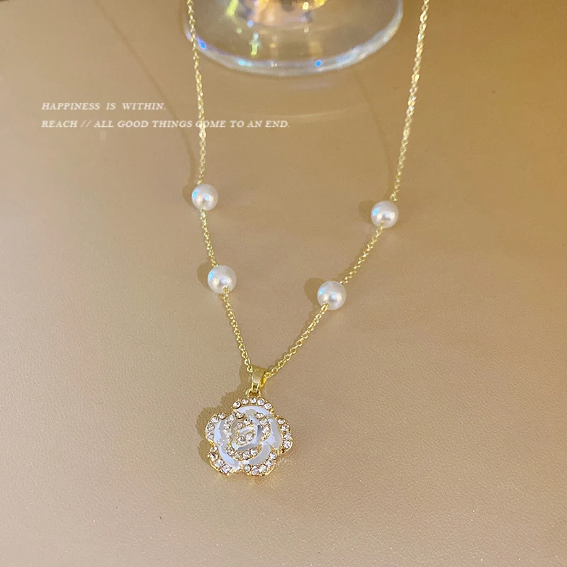 Collier en acier titane pour femme avec perles, accessoires. Élégant bijou féminin, parfait pour toutes les occasions. Sublimez votre style quotidien.