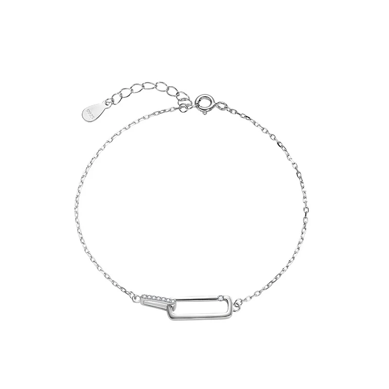 Originele geometrische zilveren armband voor dames, stijlvol design. Een perfect accessoire om je outfit compleet te maken en je pols te sieren.