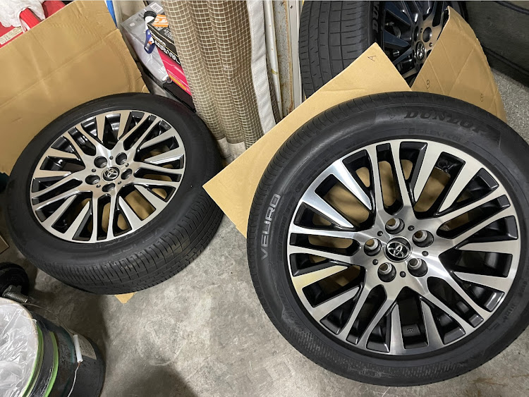 ヴェルファイアの車内掃除機がけ・自動車税の季節ですね・ホイール交換・ガリ傷に関するカスタム事例の投稿画像4枚目