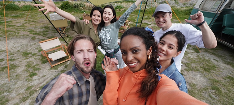 Image showing that multiple people can fit in the frame, even when shooting a selfie