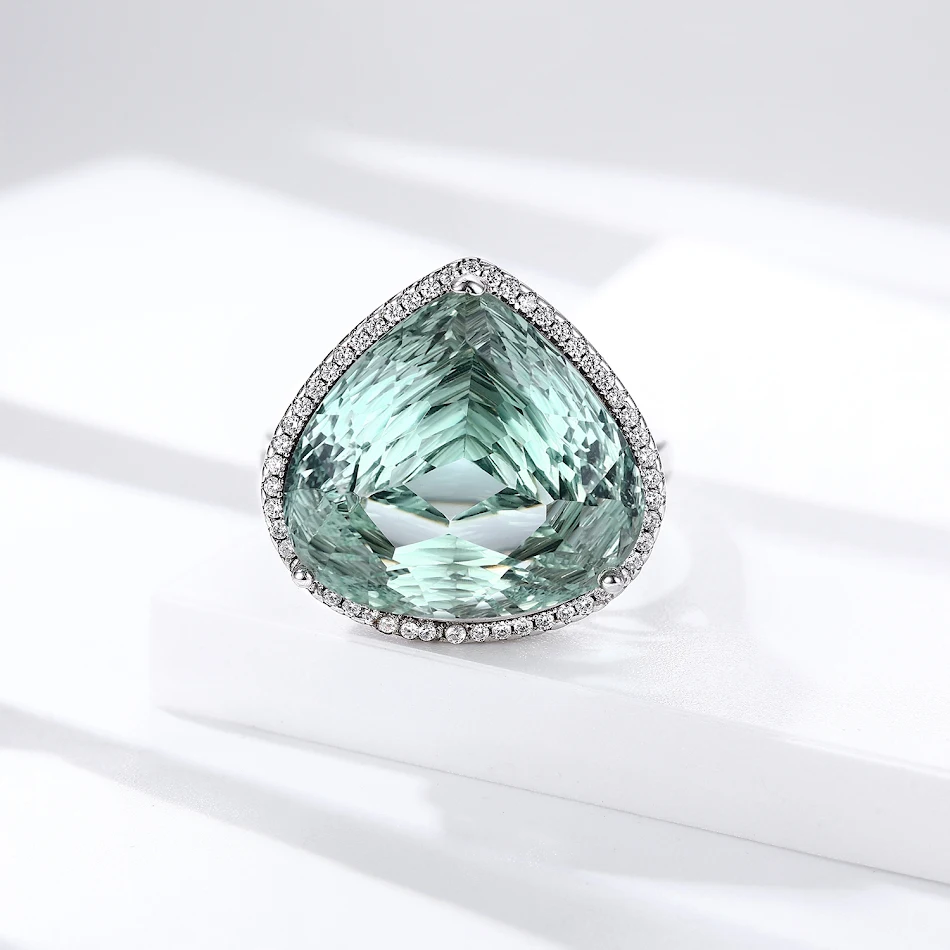 S925 zilveren ring met vogelnesthulsing, natuurlijke groene kristal, perzikhart-slijping. Een elegante en unieke ring voor elke gelegenheid.