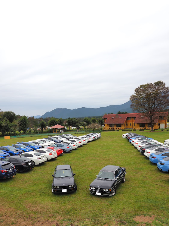 Z4のミルクランドミーティング・オープンカーのある景色・芝生広場・縦構図・雨でも撮影に関するカスタム事例の投稿画像5枚目