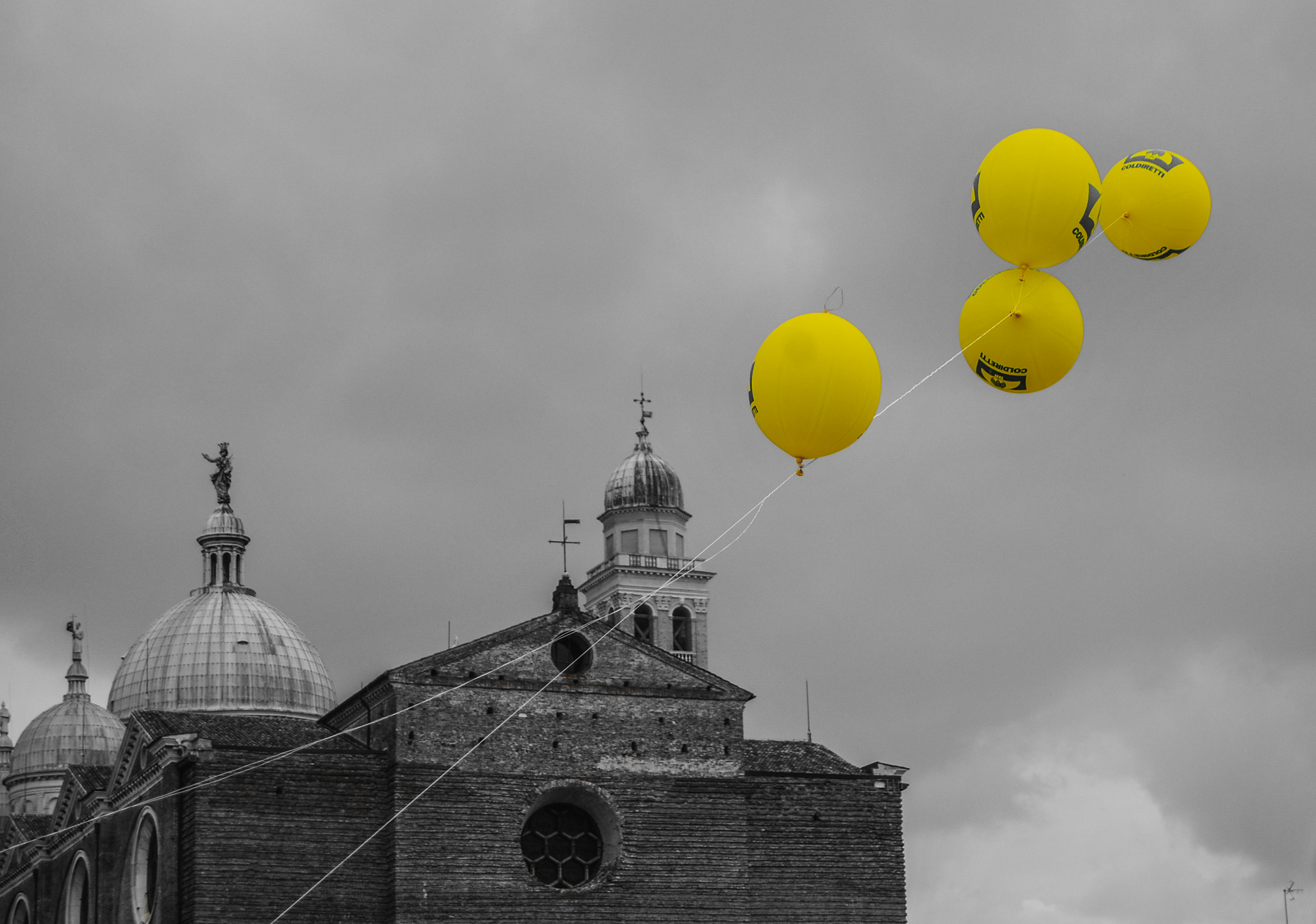 Palloncini gialli nel cielo grigio di rosy_greggio