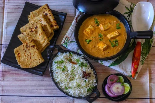 Shahi Paneer With 2 Laccha Paratha