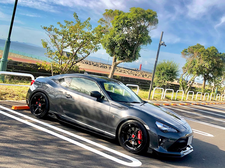 86の86BRZオーナーさんと繋がりたい・また灰色の空が続きそう…・エミフルMASAKI・はかどらない塗装…に関するカスタム事例の投稿画像1枚目