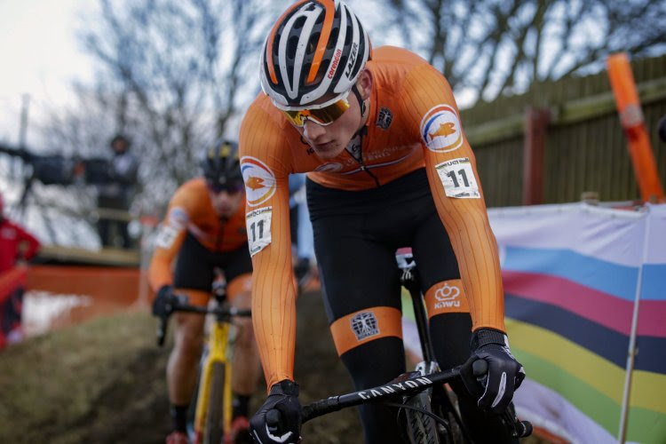 Mathieu van der Poel récupère enfin son maillot arc-en-ciel, les miettes pour les Belges