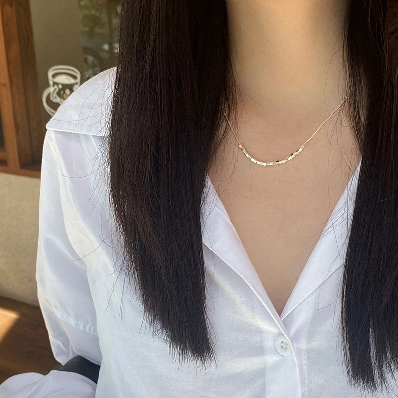 Minimalistische dubbellaagse ketting met natuurlijke parels, dubbele laag, hoogwaardige sluiting en een minimalistische, elegante uitstraling.