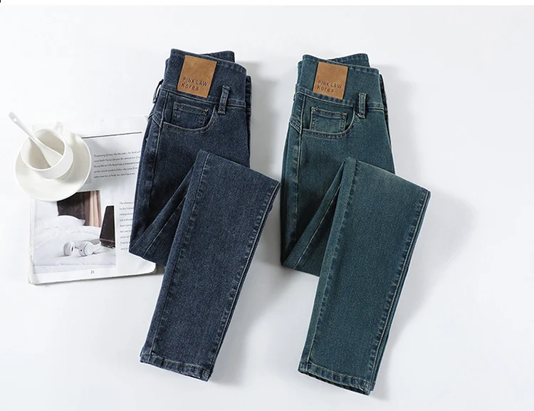 Dames jeans met hoge taille en knoopsluiting, slanke pasvorm. Creëer een flatterende look en geniet van comfort en stijl. Perfect voor elke dag.