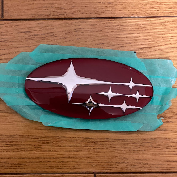 レヴォーグのスバルエンブレム・エンブレム塗装・DIYに関するカスタム事例の投稿画像1枚目