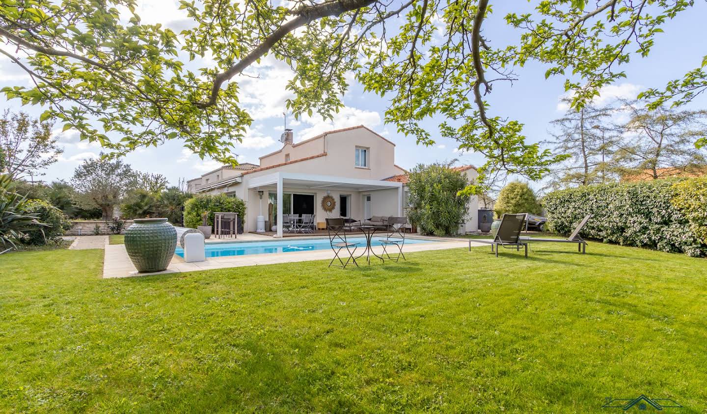 House with pool and terrace Saint-sebastien-sur-loire