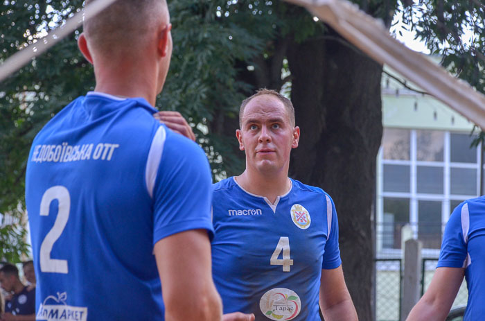 Group of people playing volleyball Группа людей играющих в волейбол