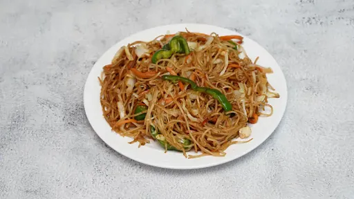 Chicken Noodles In Hot Garlic Sauce