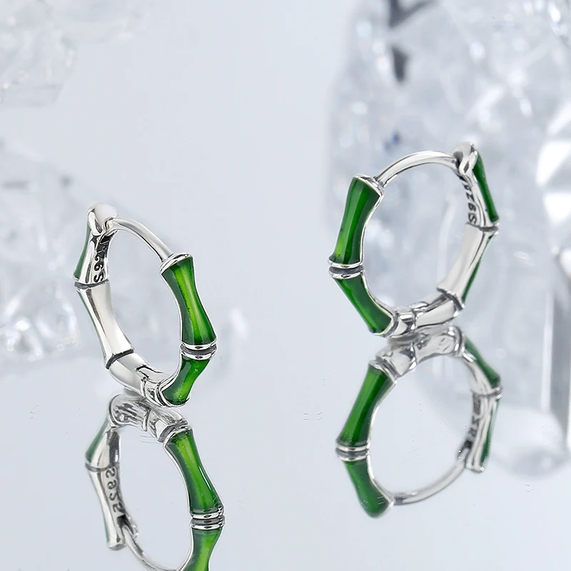 S925 Sterling srebrne nišne minđuše od bambusa sa zelenim uljem. Jedinstven dizajn, prirodna elegancija. Moderne minđuše za poseban stil.